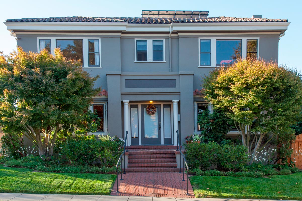 Oakland Painting Experts at Arana Painting offer quality painting services for both the interior and exterior of your home or commercial building.